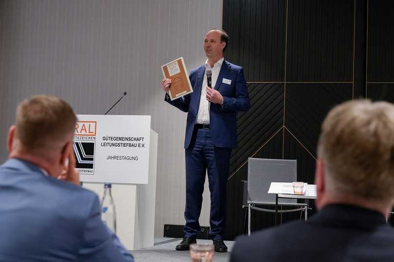 Ein charmanter neuer Blick auf die Netzentwicklung: In seinem Vortrag präsentierte Netzexperte und Buchautor Markus Graebig, 50 Hertz, außergewöhnliche „Energiewende-Erzählungen aus Übertragungsnetz-Perspektive“ und begeisterte damit das Auditorium. | Foto: GLT Ein charmanter neuer Blick auf die Netzentwicklung: In seinem Vortrag präsentierte Netzexperte und Buchautor Markus Graebig, 50 Hertz, außergewöhnliche „Energiewende-Erzählungen aus Übertragungsnetz-Perspektive“ und begeisterte damit das Auditorium. | Foto: GLT