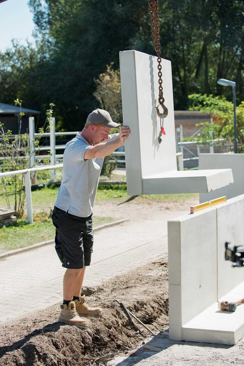 Über die Aufhängung lässt sich der L-TEC-Systemwinkel bequem mit dem Bagger platzieren. | Foto: Conne van d Grachten / Lithonplus