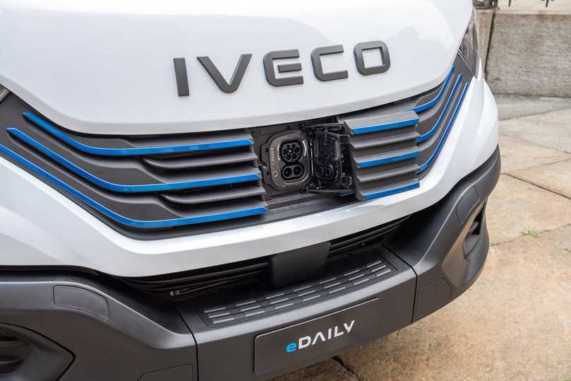 Geladen wird vorne an der Nase, allerdings nur mit maximal 80 kW – Schnellladen ist anders. | Foto: Iveco, Randolf Unruh