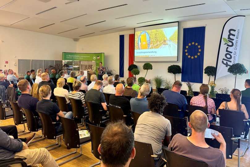 Forum für den Wissenstransfer: In einem Vortrag ging es um „Möglichkeiten und Grenzen beim Einsatz von Lasern für Pflanzenschutz und Unkrautregulierung im Gartenbau“. | Foto: Mario J. Wienert/florum.de Forum für den Wissenstransfer: In einem Vortrag ging es um „Möglichkeiten und Grenzen beim Einsatz von Lasern für Pflanzenschutz und Unkrautregulierung im Gartenbau“. | Foto: Mario J. Wienert/florum.de