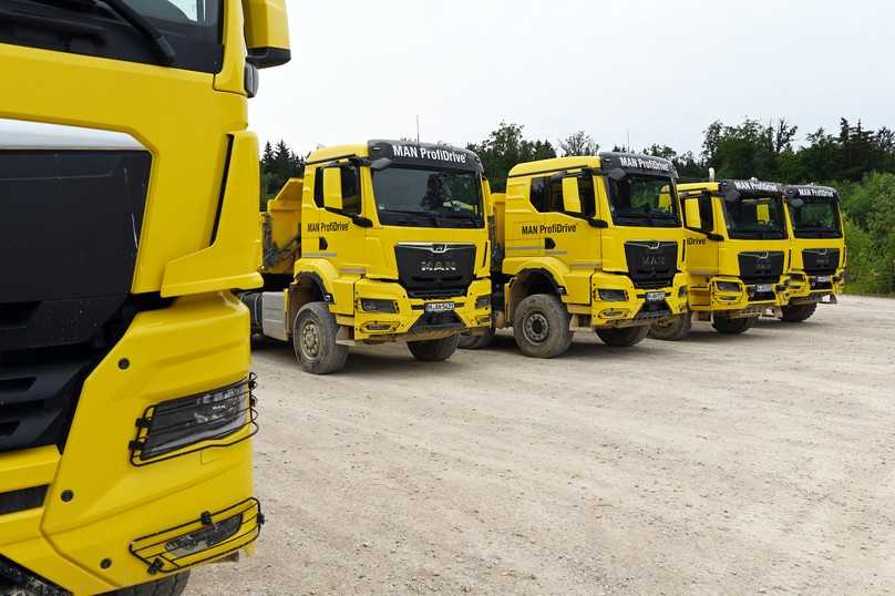 Fünf schwere MAN-Lkw mit zwei, drei und vier Achsen warten auf Ihren Einsatz im Offroadpark Langenaltheim. | Foto: QUATEX