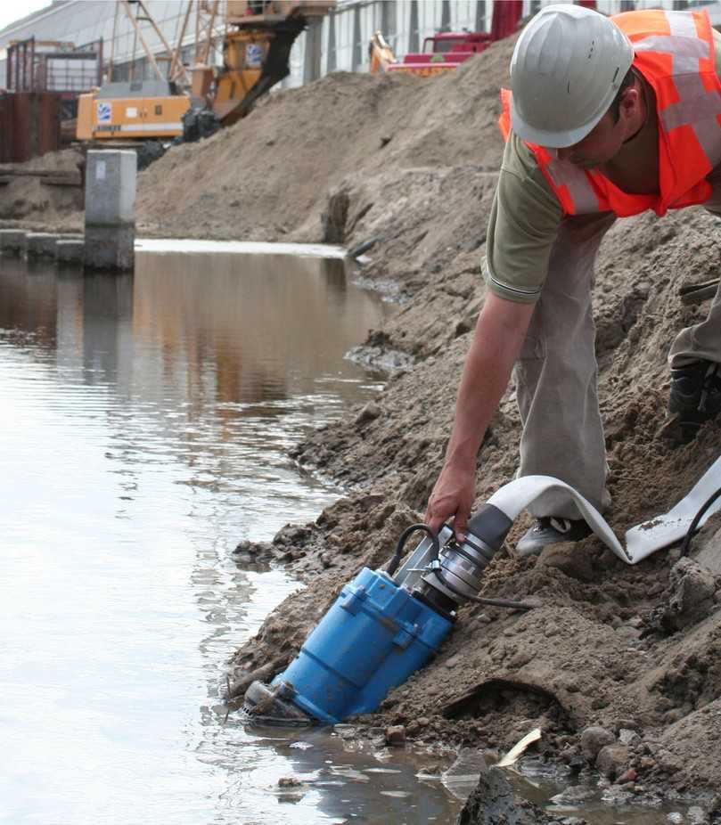 Auf vielen Baustellen anzutreffen: Die Tauchmotorpumpe KTZ von Tsurumi übernimmt die Wasserhaltung und kommt auch mit Hartgesteinsbrocken im Wasser zurecht. | Foto: Tsurumi