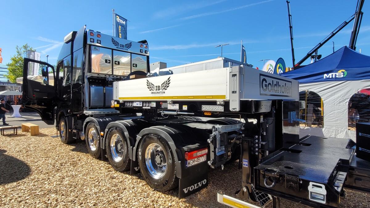 Goldhofer ist zum ersten Mal als Aussteller auf der Nordbau. Hier der Volvo FH16 als 8x4 von Goldhofer-Markenbotschafterin Iwona Blecharczyk. Er schafft mit seinen 750 PS ein Gesamtzuggewicht von bis zu 325 Tonnen. | Foto: B_I MEDIEN/bb