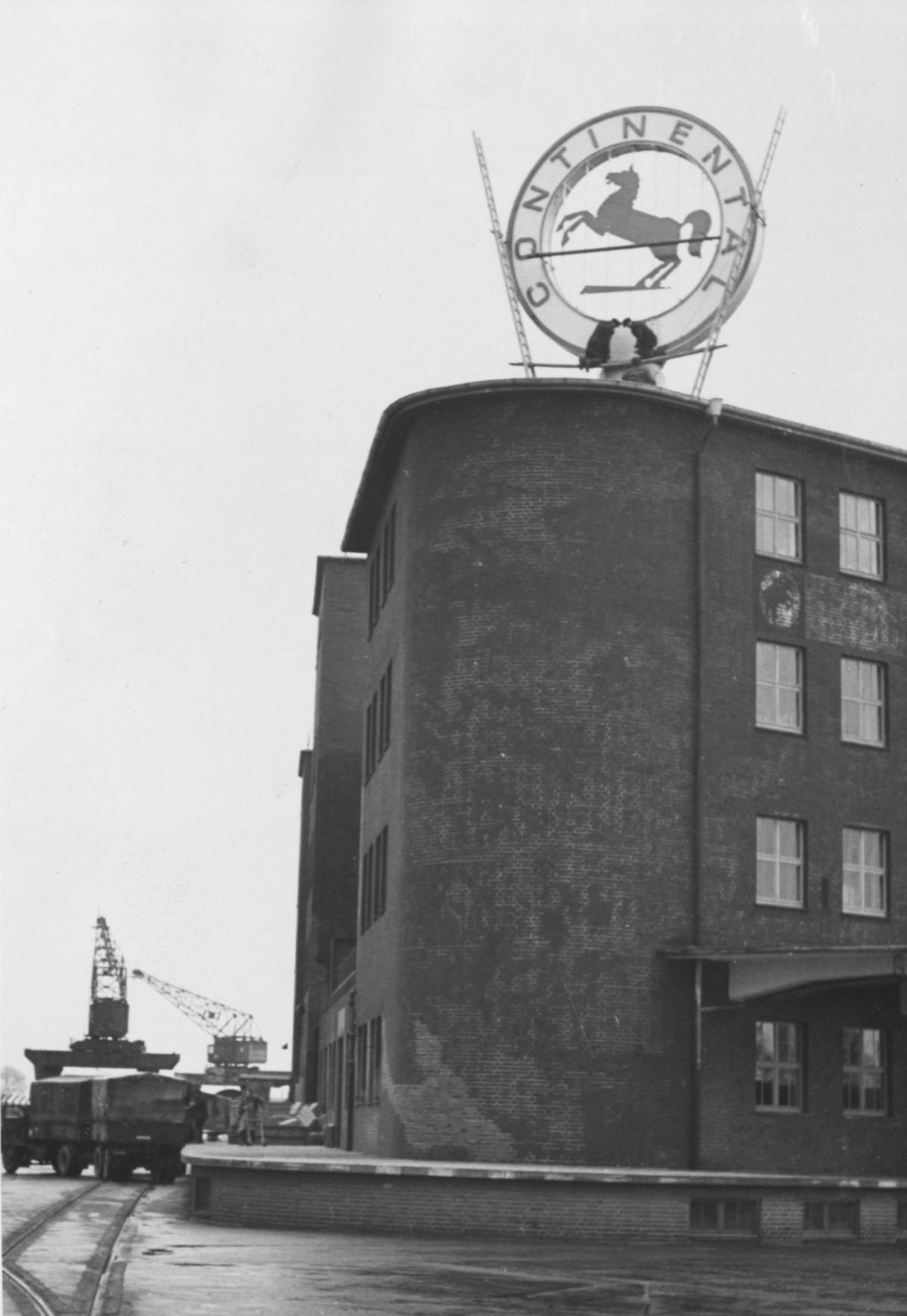 Das Conti-Logo als Leuchtreklame wurde erstmals 1949 auf dem Werkgebäude in Hannover-Stöcken platziert. | Foto: Continental AG