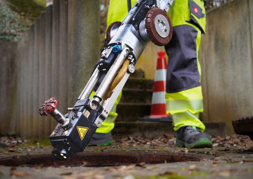 Vor zehn Jahren wurde der erste MicroGator von IBAK Robotics auf den Markt gebracht. Seither überzeugt der elektrische Fräsroboter durch seine Zuverlässigkeit im täglichen Einsatz. | Foto: IBAK Vor zehn Jahren wurde der erste MicroGator von IBAK Robotics auf den Markt gebracht. Seither überzeugt der elektrische Fräsroboter durch seine Zuverlässigkeit im täglichen Einsatz. | Foto: IBAK