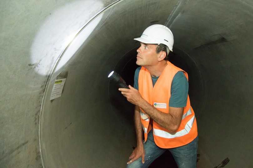 Projektleiter Rainer Aurin ist froh, dass der Klotzscher Stauraumkanal pünktlich fertig wird. Hier schaut er sich in der 600 Meter langen Röhre noch einmal einige Fugen an. | Foto: Stadtentwässerung Dresden