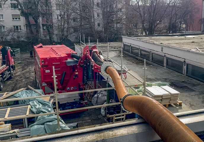 Der MegaArm des DINO12 kann den Saugschlauch in bis zu 7,90 m Höhe tragen. | Foto: Mobile Tiefbau Saugsysteme GmbH