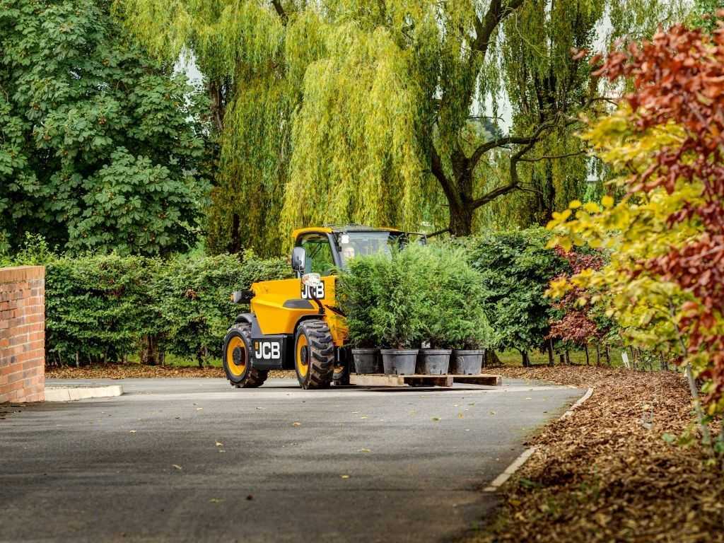 Neuer JCB Teleskoplader für den GaLaBau