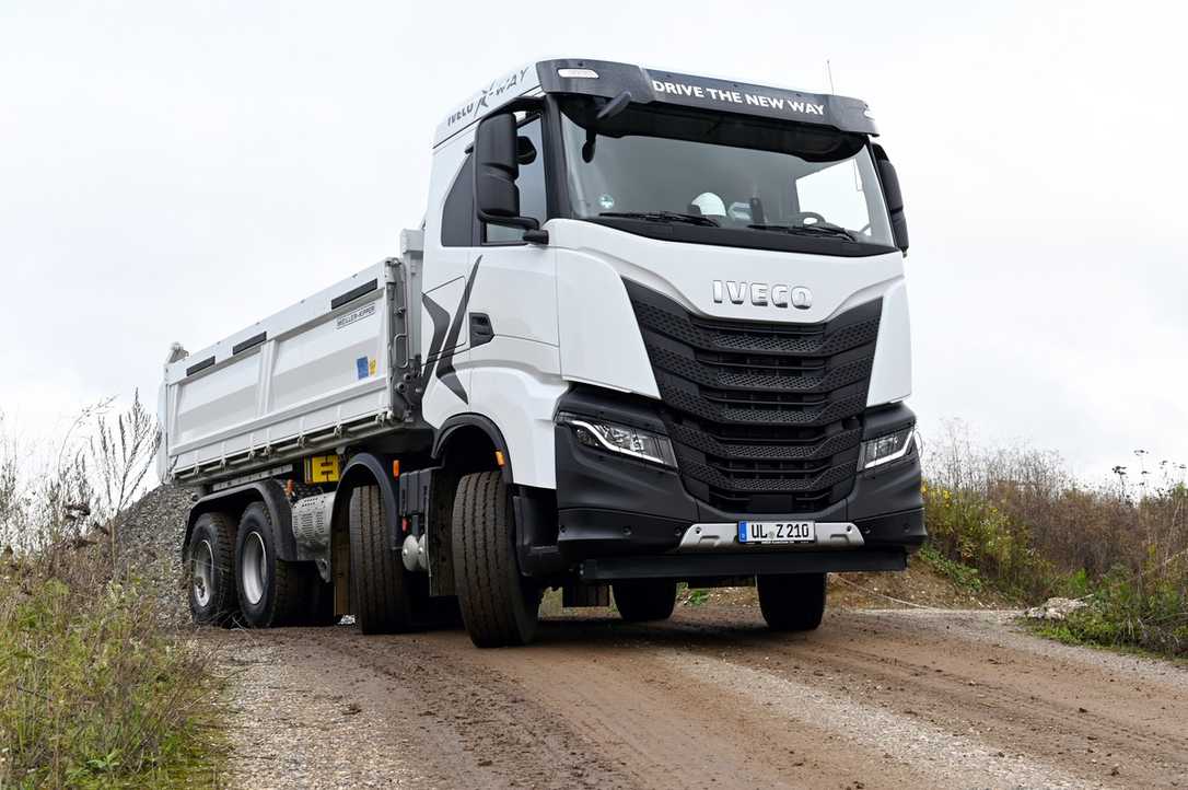 Fahrbericht: Iveco X-Way 8x4 mit Dreiseitenkipper im Test