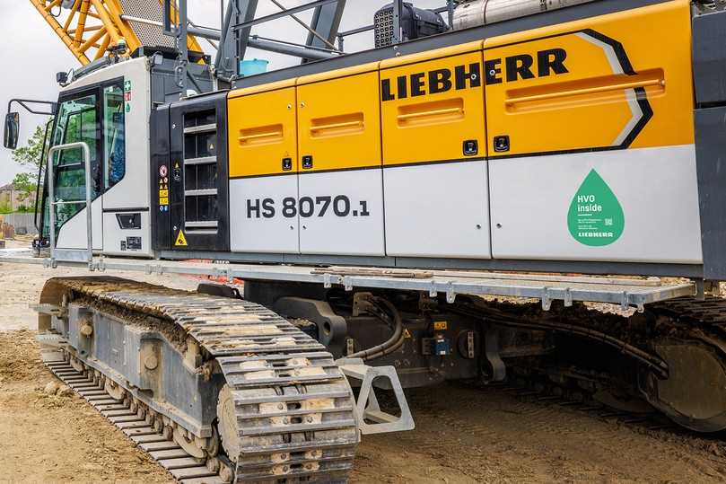 Alle Neugeräte der Liebherr-Werk Nenzing GmbH werden bei der Inbetriebnahme mit HVO betankt. Der Aufkleber am Maschinenheck weist auf den CO2-armen Kraftstoff hin. | Foto: Liebherr