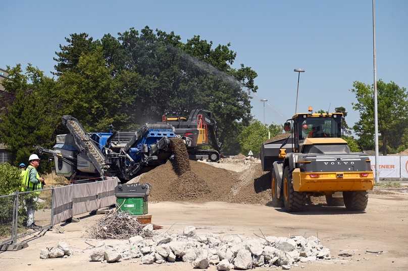 Der große Volvo L120 Electric schiebt das mineralische Recycling-Material in Brecher-Nähe und lädt gebrochenen Beton in den Kippsattel. | Foto: QUATEX Der große Volvo L120 Electric schiebt das mineralische Recycling-Material in Brecher-Nähe und lädt gebrochenen Beton in den Kippsattel. | Foto: QUATEX