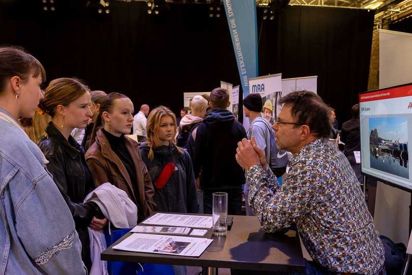 Auch viele junge Leute informieren sich bei der InfraSPREE. | Foto: Aquanet