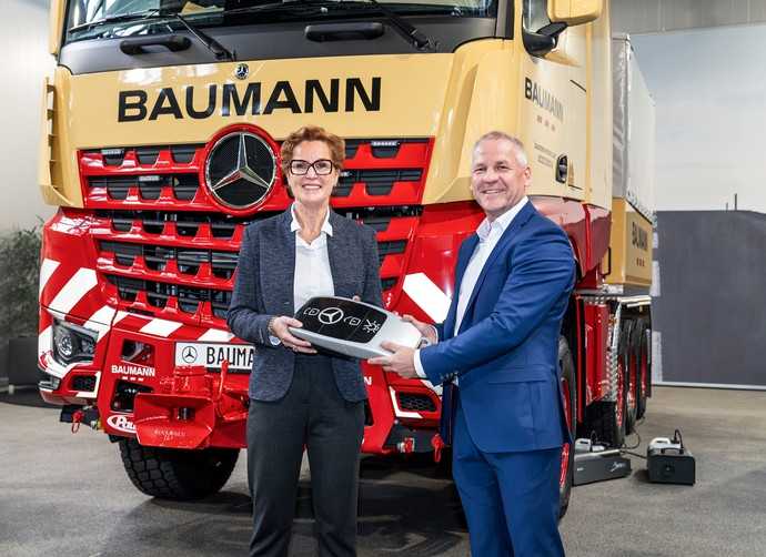 Mercedes-Vertriebsleiter Ronald Ott überreicht Sabine Baumann-Duvenbeck in Wörth einen symbolischen Fahrzeugschlüssel. | Foto: Daimler Truck AG
