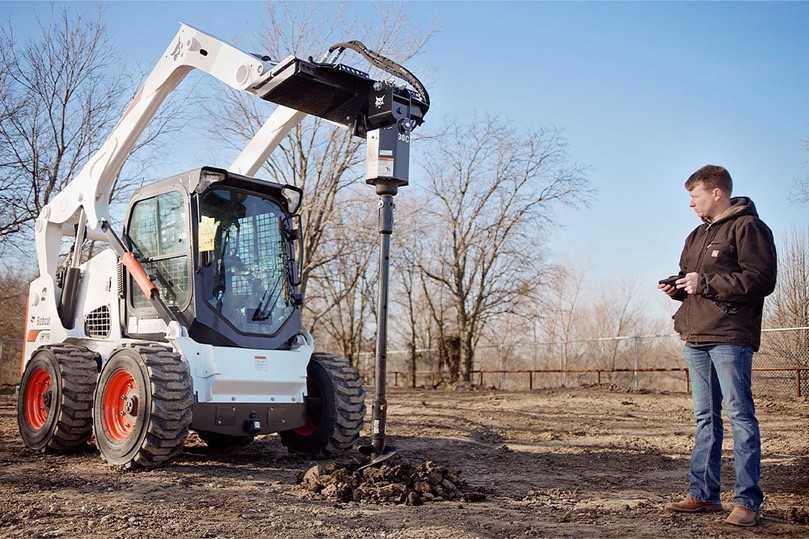 Baumaschinen-Fernsteuerung auf dem Smartphone: Mit „Maxcontrol“ kann der Fahrer seinen Bobcat-Kompaktlader auch von außerhalb der Kabine bedienen. | Foto: Doosan Bobcat