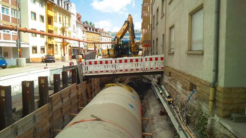 Aushub des Rohrgrabens vor Kopf. | Foto: Michel Bau