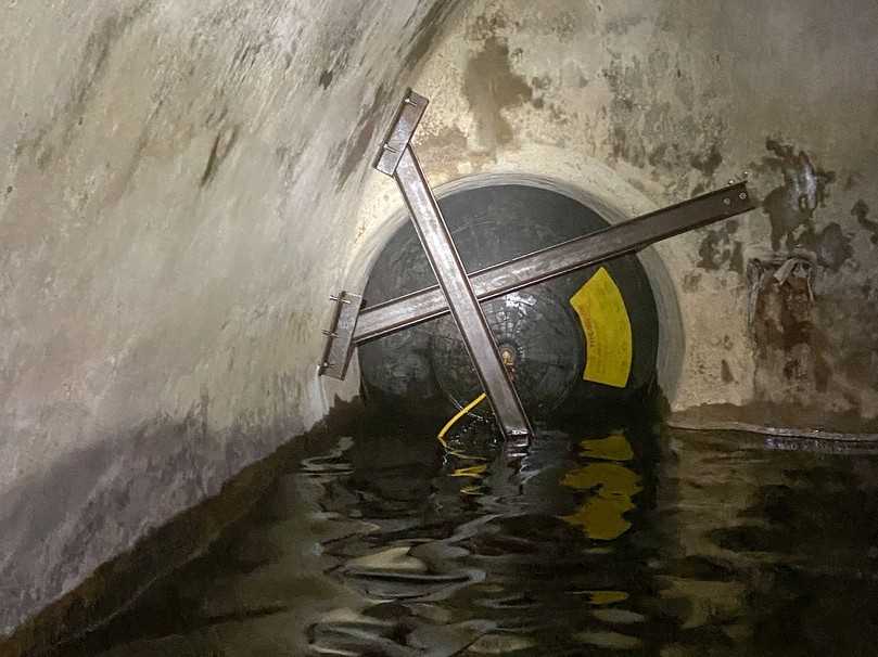 Das ist die eingebaute Gummiblase im Auslasskanal, die mit Stahlträgern verankert wurde. Dadurch konnte vorerst die Überflutung des Kanalsystems verhindert werden. | Foto: Stadtentwässerung Dresden