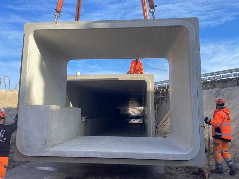 Die Rahmen sind mit einer Otterberme ausgestattet, die es Fischottern und anderen Wildtieren ermöglicht, trockenen Fußes den Durchlass zu durchqueren und die A27 zu unterqueren. | Foto: Berding Beton GmbH Die Rahmen sind mit einer Otterberme ausgestattet, die es Fischottern und anderen Wildtieren ermöglicht, trockenen Fußes den Durchlass zu durchqueren und die A27 zu unterqueren. | Foto: Berding Beton GmbH