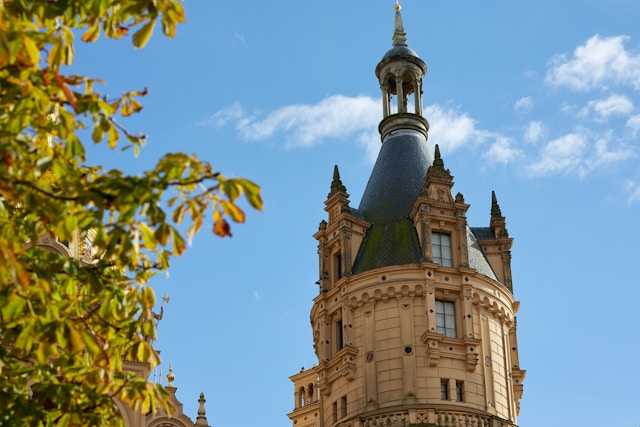 Mit den angepassten Wertgrenzen sollen Vergabeverfahren effizienter gestaltet werden. Gleichzeitig bleiben die Anforderungen des Tariftreue- und Vergaberechts bestehen.