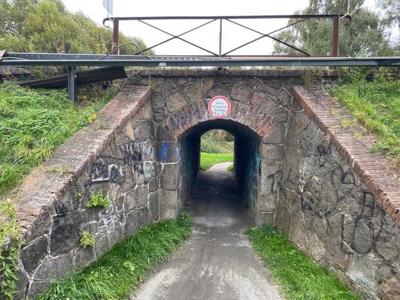 Vorher: Sowohl technisch als auch wirtschaftlich war die alte Bahnüberführung aus Naturstein seit längerer Zeit sanierungsbedürftig. | Foto: ITG Ingenieur-, Tief- und Gleisbau GmbH