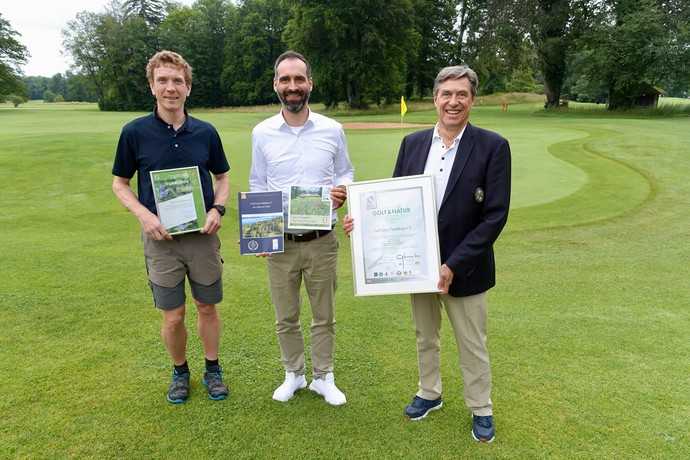 GCF-Präsident Nikolaus von Koblinski (von  rechts), Geschäftsführer Florian Kohlhuber und Head--Greenkeeper Florian Eska sind ein erfolgreiches Team in Sachen Golf und Natur. | Foto: bs