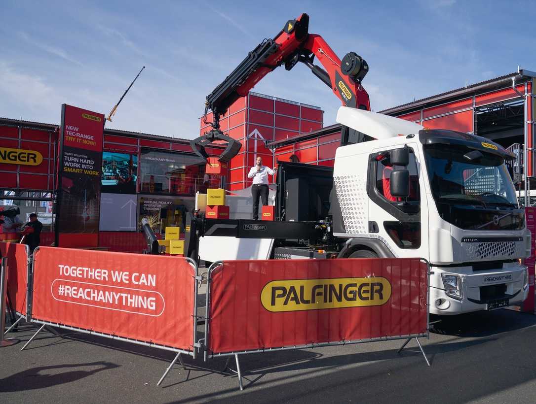 Neue Ladekrane von Fassi und Palfinger auf Elektro-Lkw von Volvo