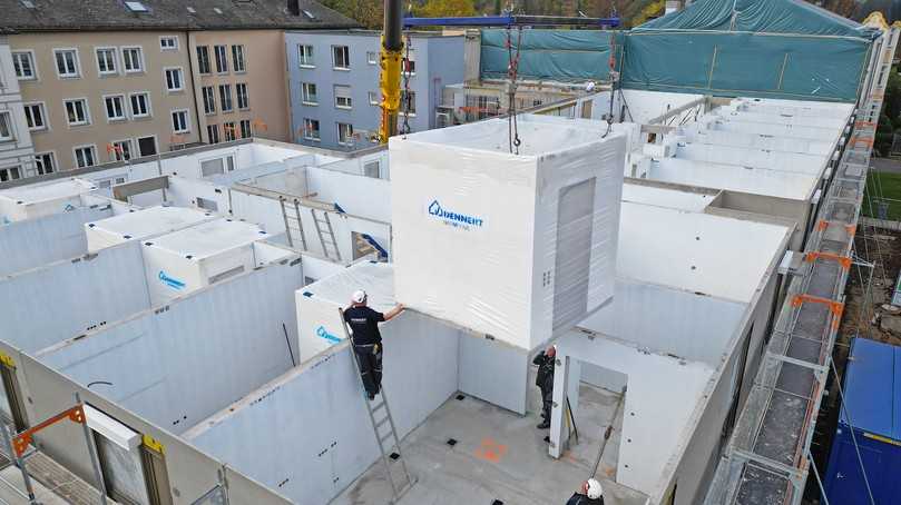 Barrierefrei und rollstuhltauglich: Die Badmodule werden exakt platziert, verschraubt und an die Haustechnik angeschlossen. | Foto: Dennert Barrierefrei und rollstuhltauglich: Die Badmodule werden exakt platziert, verschraubt und an die Haustechnik angeschlossen. | Foto: Dennert