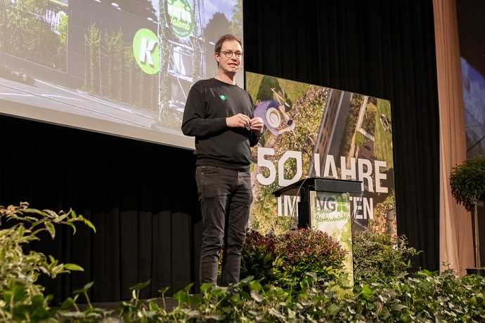In seinem Vortrag stellte Alexander Kremer „Grüntopia – eine grünere, gesündere und bessere Welt für alle“ vor. | Foto: Industrieverband Garten e.V.