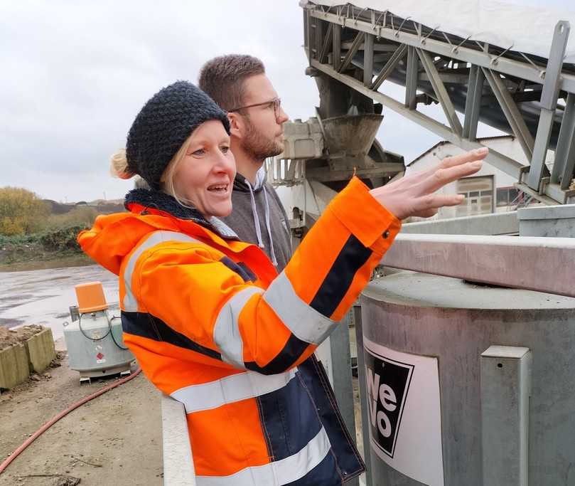 Eike Sophie Winkler sieht in dem Kieler Bodenmanagement-Modell eine tolle Initiative. Daneben: WeVo-Mischmeister Cevin Carstensen. | Foto: B_I/Valdix