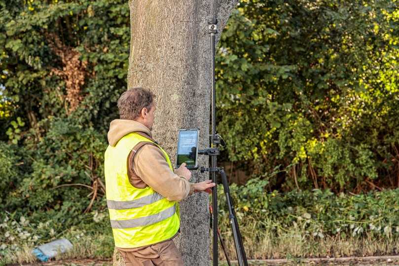 Ein Knopfdruck und die LN-150 arbeitet. Der Knappmann-Maschinist vermisst im ersten Schritt selbstständig das Gelände. | Foto: Topcon