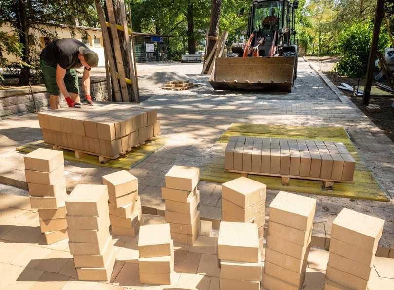 „Mal waren die Klinker etwas zu gelb, mal etwas zu grau oder sahen einfach zu neu aus. Das richtige Farbspiel zu treffen, war schon eine recht große Herausforderung“, so Tobias Heim. | Foto: Vandersanden