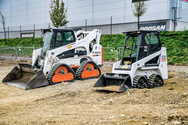 Der Quad-Track-Lader ist eine Konzeptmaschine, bei der vier Raupenlaufwerke die Räder ersetzen können. Die Maschine kommt auf den Markt, wenn sich herausstellt, dass wirklich Bedarf dafür vorhanden ist. | Foto: Grimm/B_I baumagazin