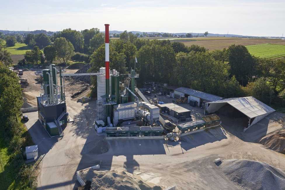 Benninghoven stellt Asphaltmischwerk auf Holzstaubbefeuerung um