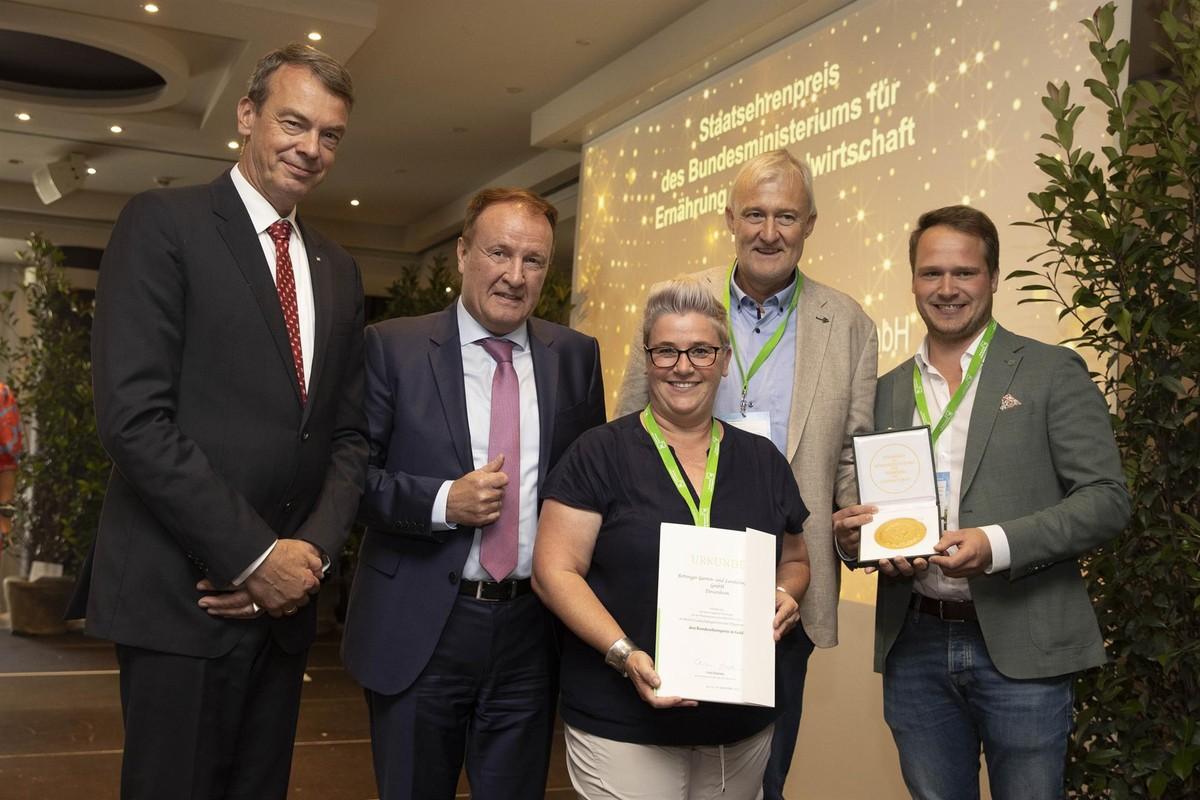 Den „Staatsehrenpreis“ des BMEL überreichte Ministerialdirigent Walter Dübner (2. v. li.) an die Preisträger Max und Detlef Böttinger (Geschäftsführung, 1. und 2. von rechts) sowie Bauleiterin Nicole Grimm (Mitte). Links: Lutze von Wurmb. | Foto: Bernhard Kreutzer/BGL