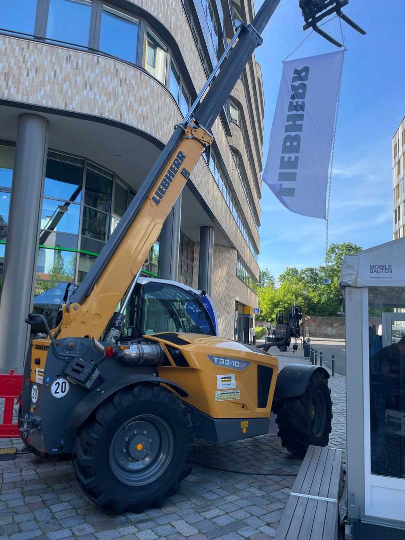 Beim Tag der Bauindustrie in Berlin präsentierte sich Liebherr als starker Partner für die Baubranche. | Foto: Liebherr Beim Tag der Bauindustrie in Berlin präsentierte sich Liebherr als starker Partner für die Baubranche. | Foto: Liebherr