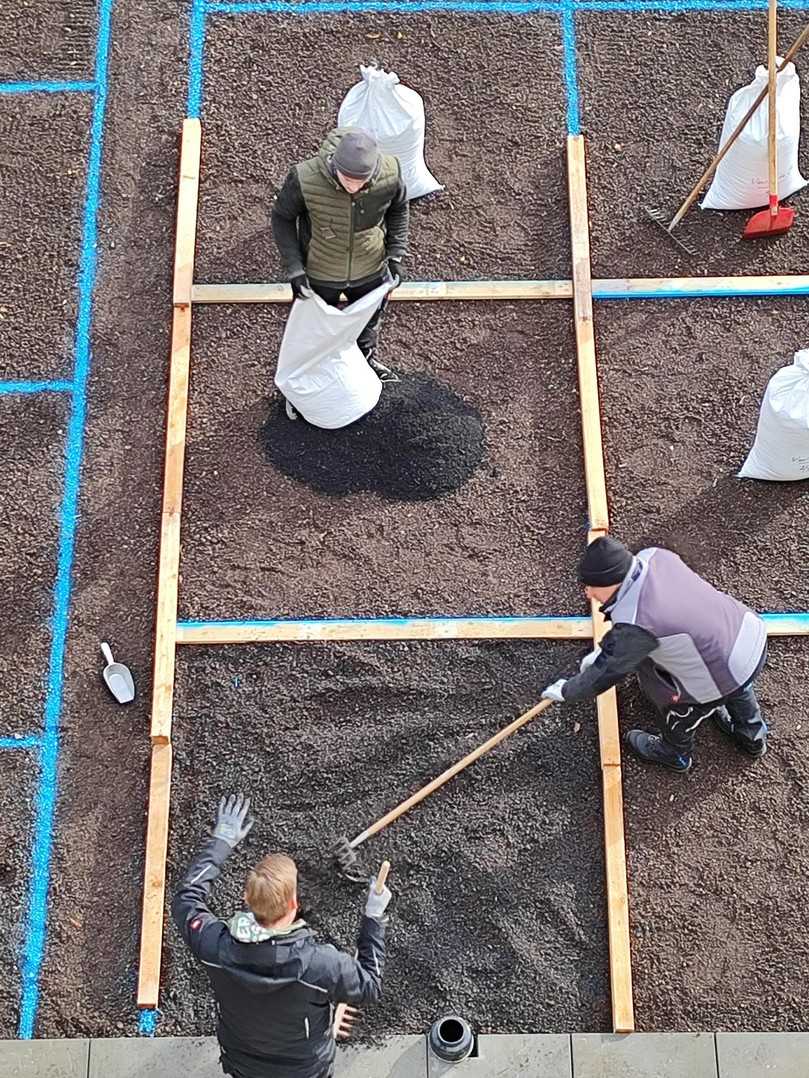 Foto: klimafarmer. - Mit Hessens erstem KlimaDach soll gezeigt werden, wie durch die Verwendung von initialisierter Pflanzenkohle der Wuchs der Dachbegrünung verbessert wird. | Foto: klimafarmer