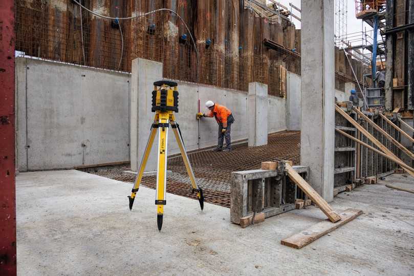 Mit Hilfe der Fernbedienung kann im Vertikalbetrieb eine Achse automatisch auf den Zielpunkt des Receivers präzise ausgerichtet werden – eine enorme Erleichterung beim Setzen von Trennwänden. | Foto: Stabila