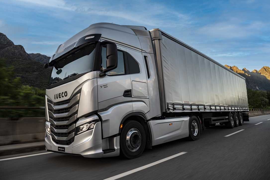 Iveco überarbeitet Fernverkehr-Lkw: S-Way mit neuen Motoren und Sprachassistent Alexa