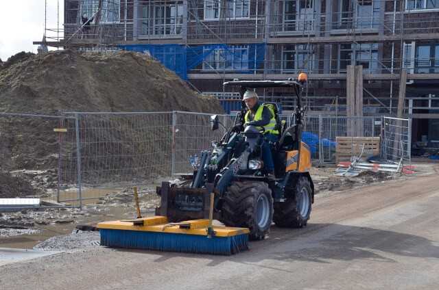 Mit dem hydraulischen Schnellwechselsystem sind Werkzeuge in Sekundenschnelle angebaut.