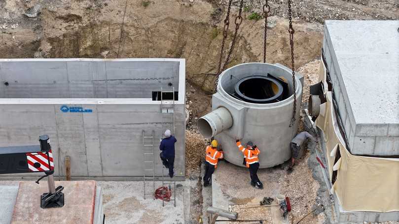 Kernstück der Regenwasserbehandlung ist die Sedimentationsanlage 3P Technik Hydroshark im runden Schacht. | Foto: 3P Technik