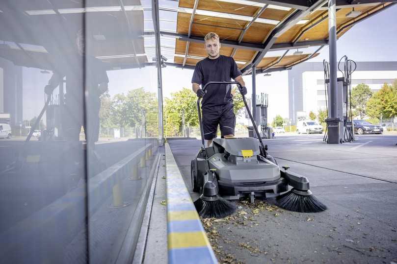 Die beiden Kehrmaschinen können knapp 4.000 Quadratmeter pro Stunde als Flächenleistung erreichen | Foto: Kärcher