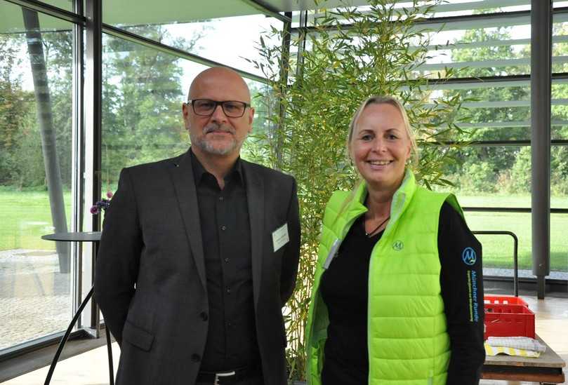 Irina Dörschel, Veranstalterin der Münchner Runde, und Karsten Friesecke von Steinzeug Keramo | Foto: Tine Hellwig, Grafikbüro