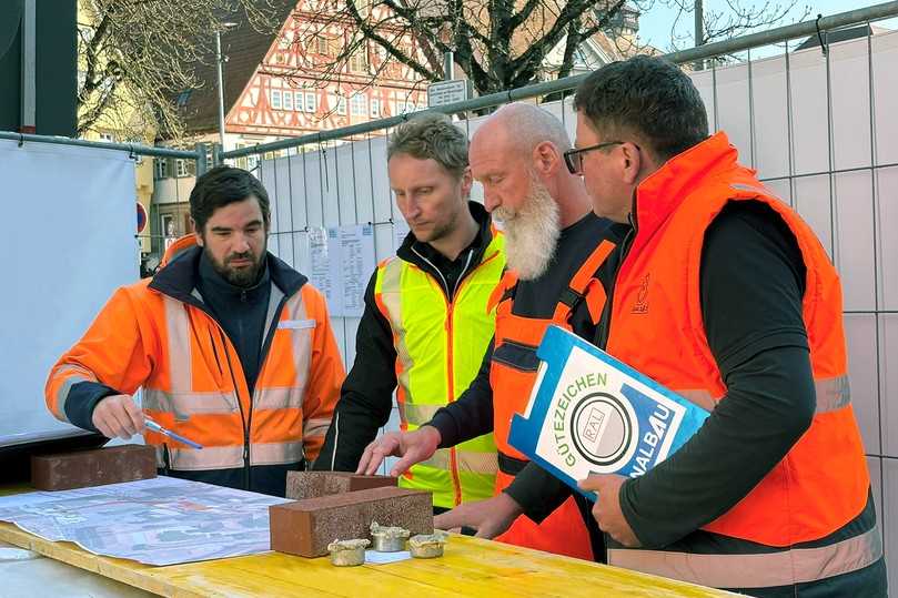 Prüfingenieur Guido Heidbrink (rechts) lässt sich die Sanierung des denkmalgeschützten Geiselbachkanals erklären von Daniel Weiss (l.), Abteilungsleiter Kanalisation, Stadt Esslingen, Florian Velle (2.v.l.), ISAS GmbH, und Volker Schmidt, Geschäftsführer SMG Bautenschutztechnik für Hoch- und Tiefbau GmbH. | Foto: Güteschutz Kanalbau