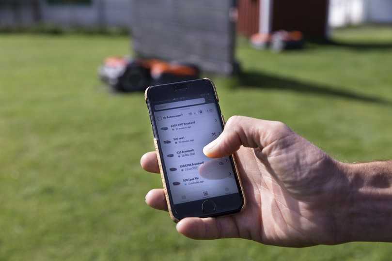Mit dem Smartphone lässt sich der Ceora-Mähroboter von Husqvarna bequem bedienen: Das Steuern und Festlegen von Schnittbereichen oder das Ändern des Zeitplans für die Rasenpflege ist so möglich. Die sogenannten „Fleet Services“ ermöglichen Überwachung und Kartenlokalisierung für vollständige Kontrolle und Diebstahlschutz. | Foto: Husqvarna