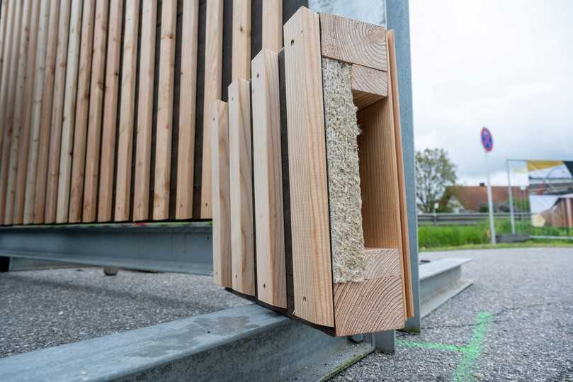 Lärmschutzwand mit Canwool-Inlays: Statt Holz können die vorkonfektionierten Dämmeinlagen aus Hanf auch in ein Aluminium-Trägersystem eingebaut werden. | Foto: Armin Weigel/Rau.de