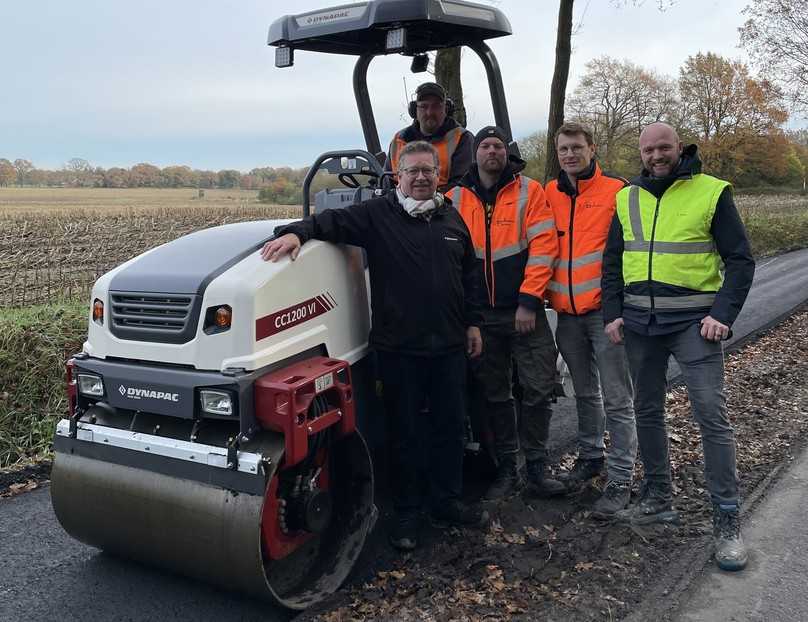 Freuten sich über die gute Zusammenarbeit: (von links)  Michael Heid (Vertrieb Dynapac),  Walzenfahrer Dallmann, Michael Brake (Bauleiter Dallmann), Manuel Heitmann (Asphaltstraßenbau Dallmann), Sascha Herks (Dynapac). | Foto: Dynapac