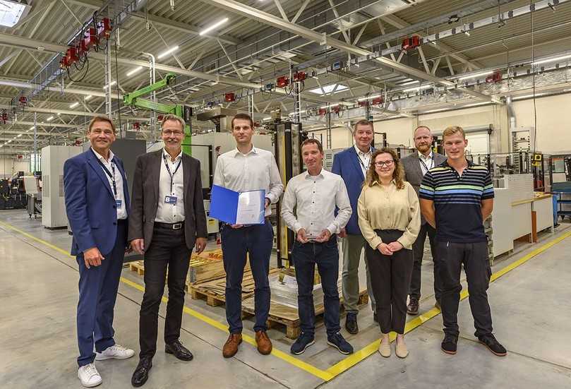 Vertreter von IBAK und der IHK zu Kiel in der Fertigung in Schönkirchen. 4.v.l.: Ausbilder Armin Möbius, 3.v.r.: Auszubildende Julia Sedych. | Foto: Tom Körber/IBAK Vertreter von IBAK und der IHK zu Kiel in der Fertigung in Schönkirchen. 4.v.l.: Ausbilder Armin Möbius, 3.v.r.: Auszubildende Julia Sedych. | Foto: Tom Körber/IBAK