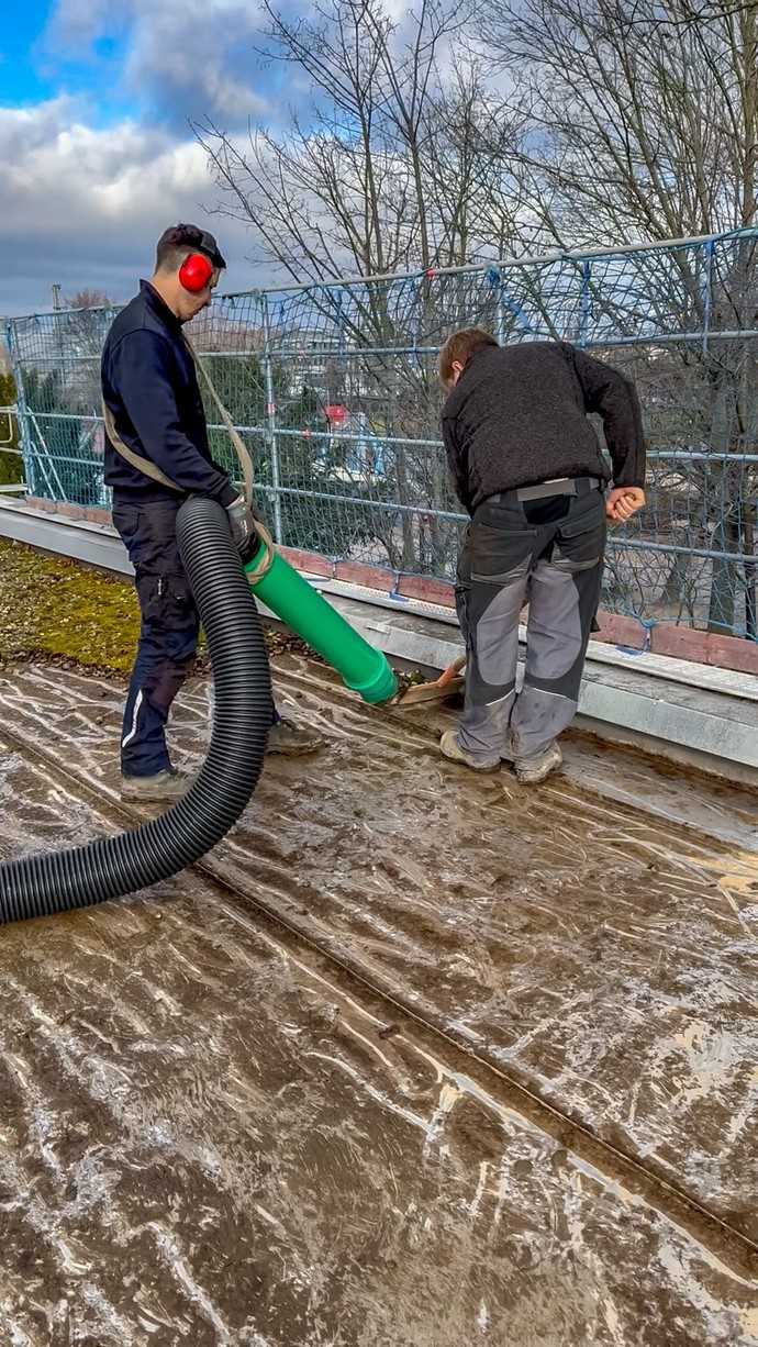 Der auf dem Flachdach verbackene Kies wird mit dem Spatel gelöst und direkt aufgesaugt. | Foto: Mobile Tiefbau Saugsysteme GmbH