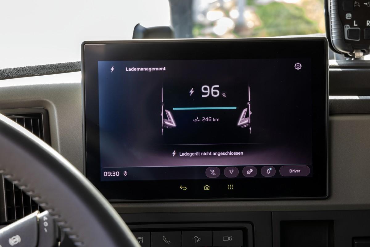 Über das aktuelle Lademanagement informiert das 9“ große Touch-Display auf dem Armaturenbrett. | Foto: Volvo Trucks