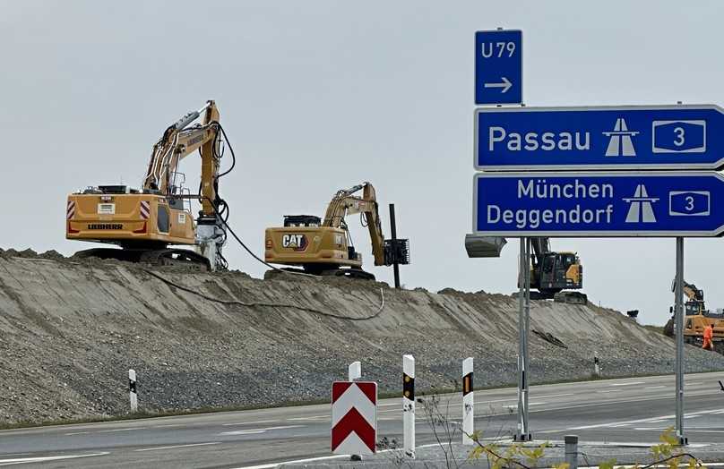 An der Donau (Deutschland) wurden Dämme mittels innenliegender Erdbetonwand im FMI-Verfahren saniert bzw. neu hergestellte Dämme stabilisiert. | Foto: Kemsolid