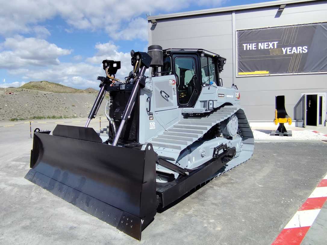 Cat Dozer D6 XE in Sonderlackierung „Centennial Grey“ zum 100. Jubiläum von Caterpillar.